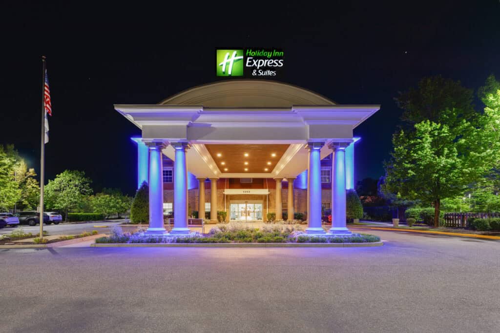 Ext Hotel sign