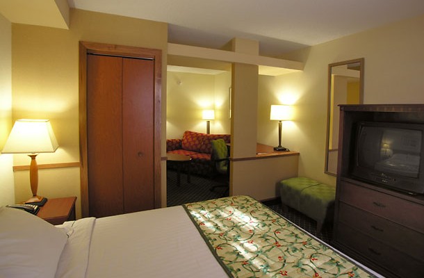 Fairfield Inn and suites Williamsburg VA King suites