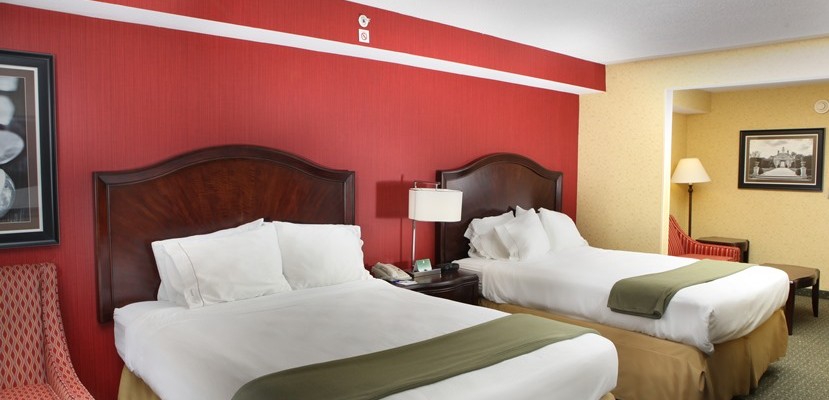 hotel room at the Holiday Inn Express Williamsburg