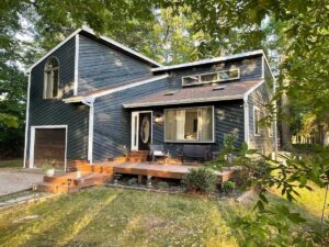 I95 Home Rentals 2 Light & Airy Home w/Private Hot Tub on Brookwoods Golf Course – Quinton, VA